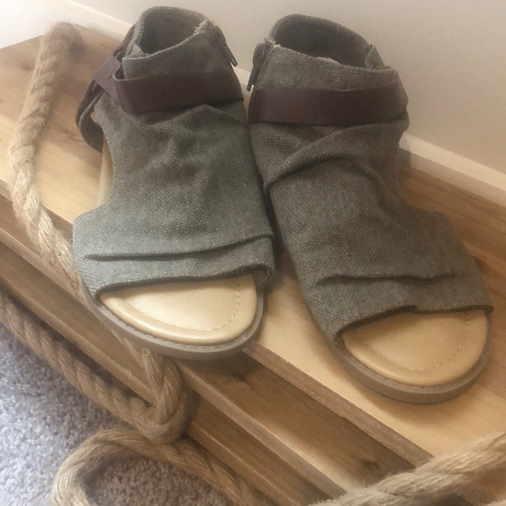 Time & Tru Sandals